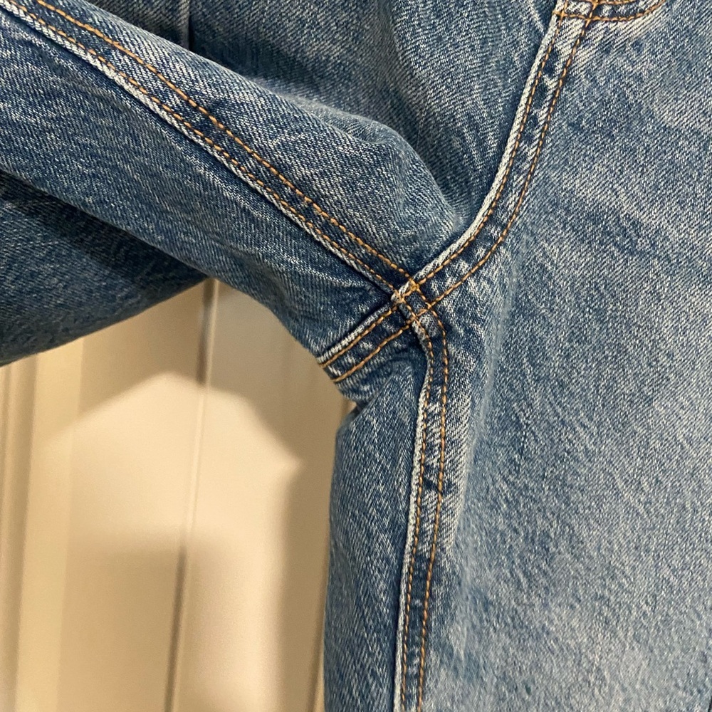 EUC American Eagle women’s medium wash distressed hem‎ short jeans size 4 - Picture 3 of 8